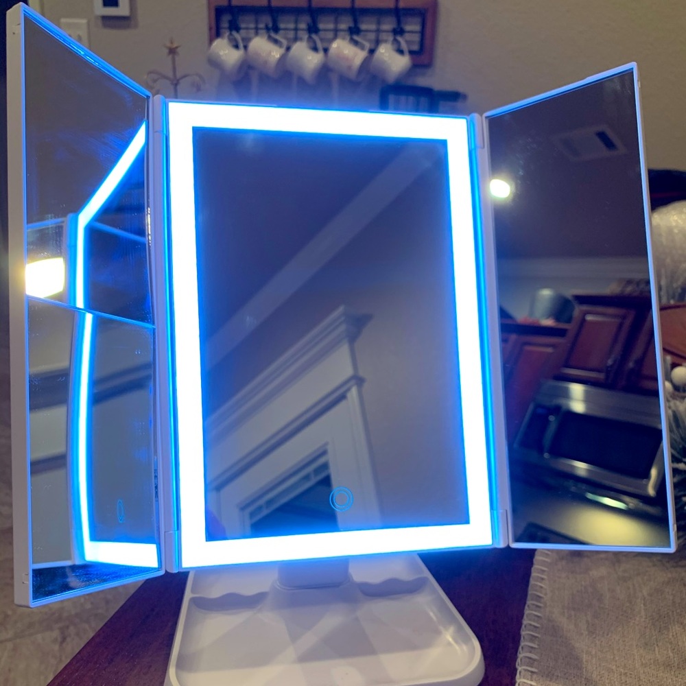 White Quilted Lighted Makeup Mirror